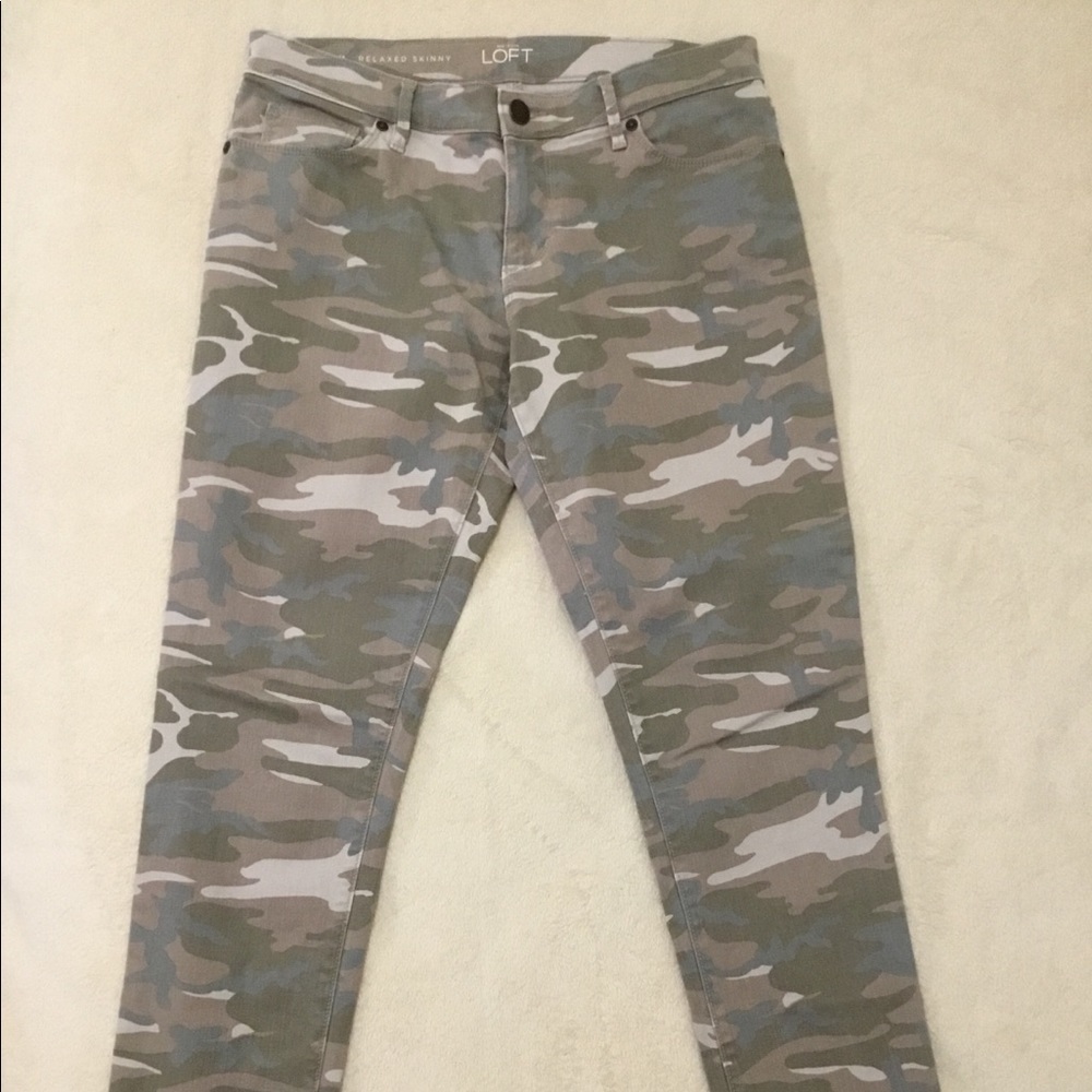 Ann Taylor Loft 27 / 4 Relaxed Skinny Camo Pants